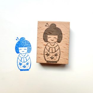 ARTISTAMP kis pecsét Kokeshi